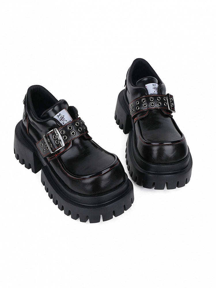 Schnalle, kräftige Absätze, Rock-Punk mit Akzenten, klobige Sohle – Plateau