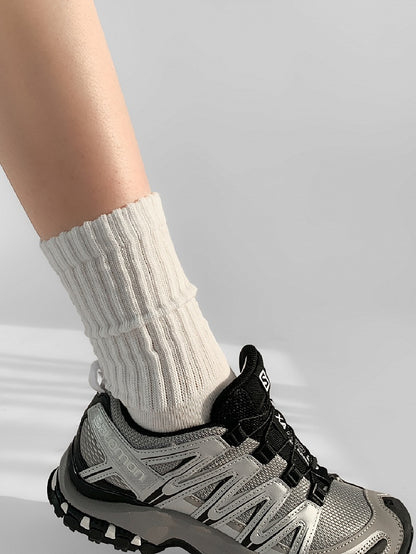 Gestrickte Kalbssocken in Weiß/Beige