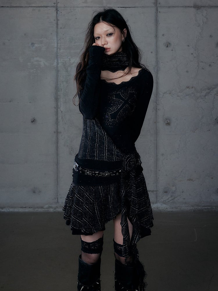 Schwarzes, gerüschtes, asymmetrisches Strass-Kreuz mit Kleidhalssaum