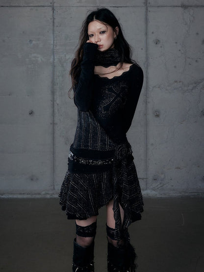 Schwarzes, gerüschtes, asymmetrisches Strass-Kreuz mit Kleidhalssaum