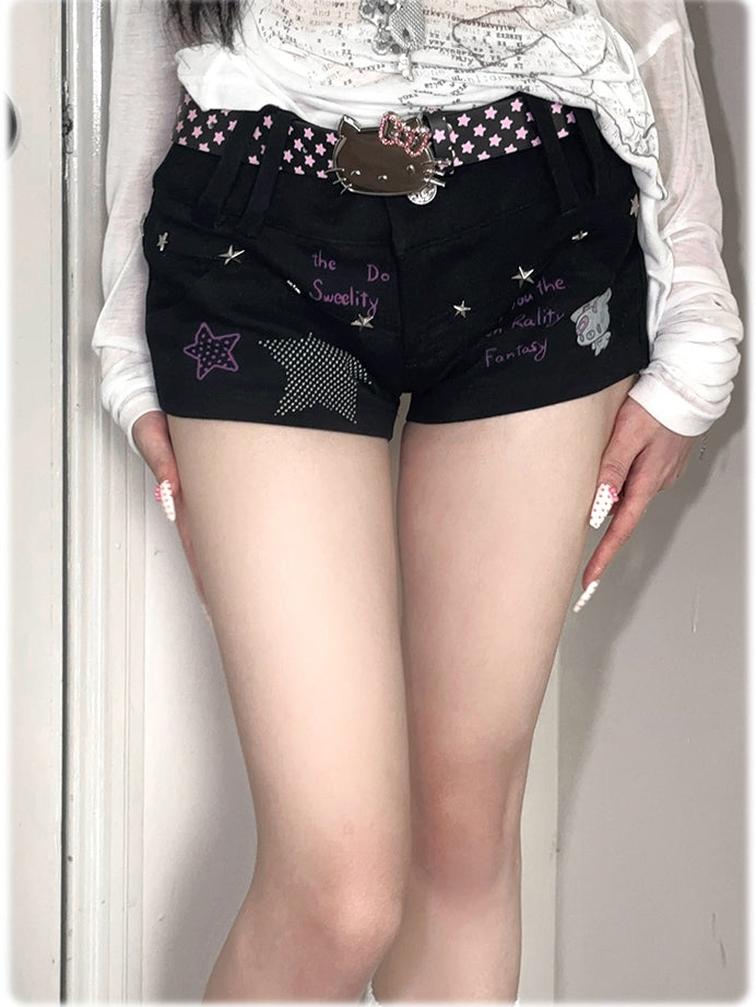 Schwarze Shorts mit niedrigem Bund und Graffiti-Print mit Sternnieten