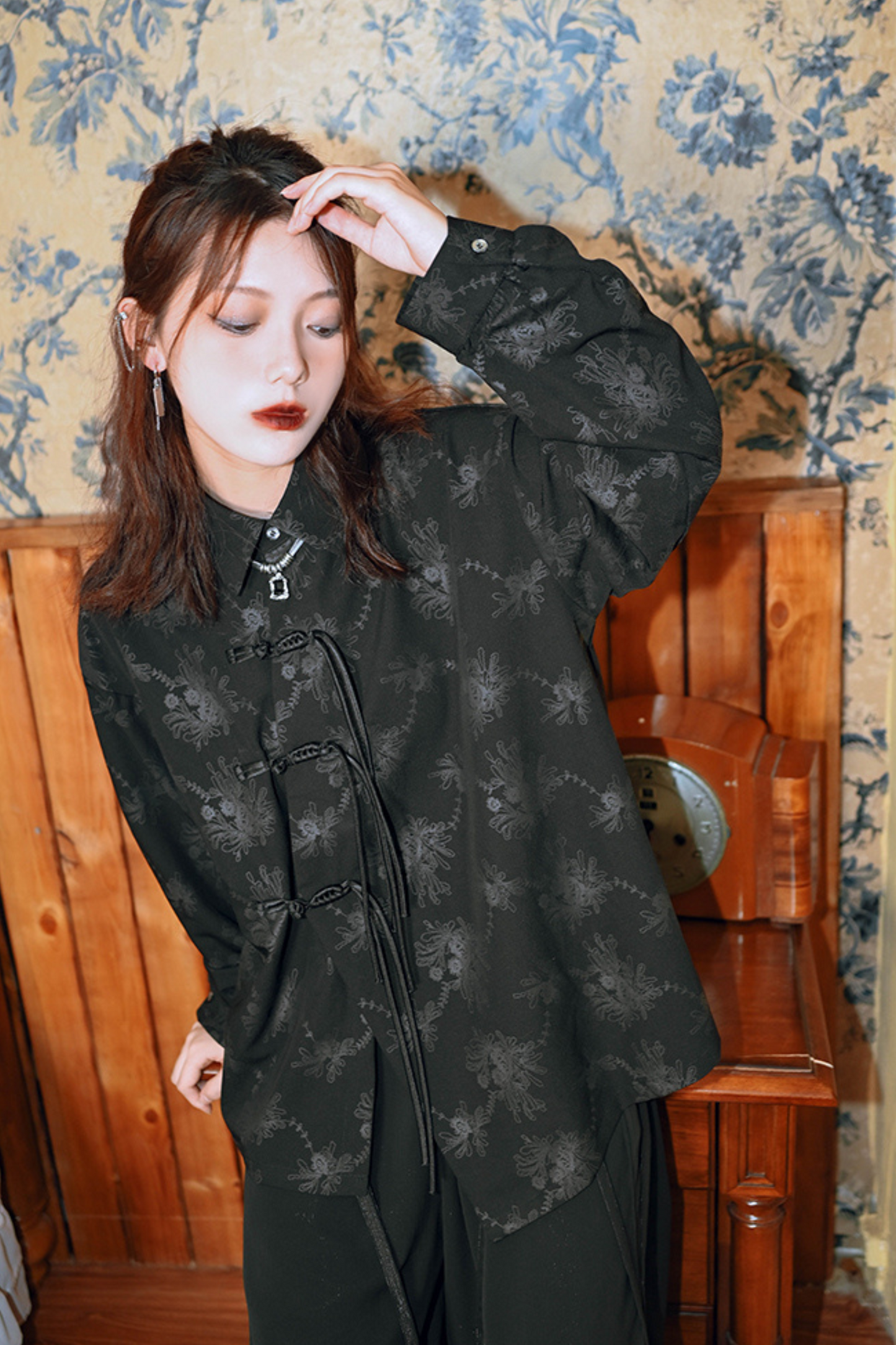 レトロなブラウスのタッセルデザイン