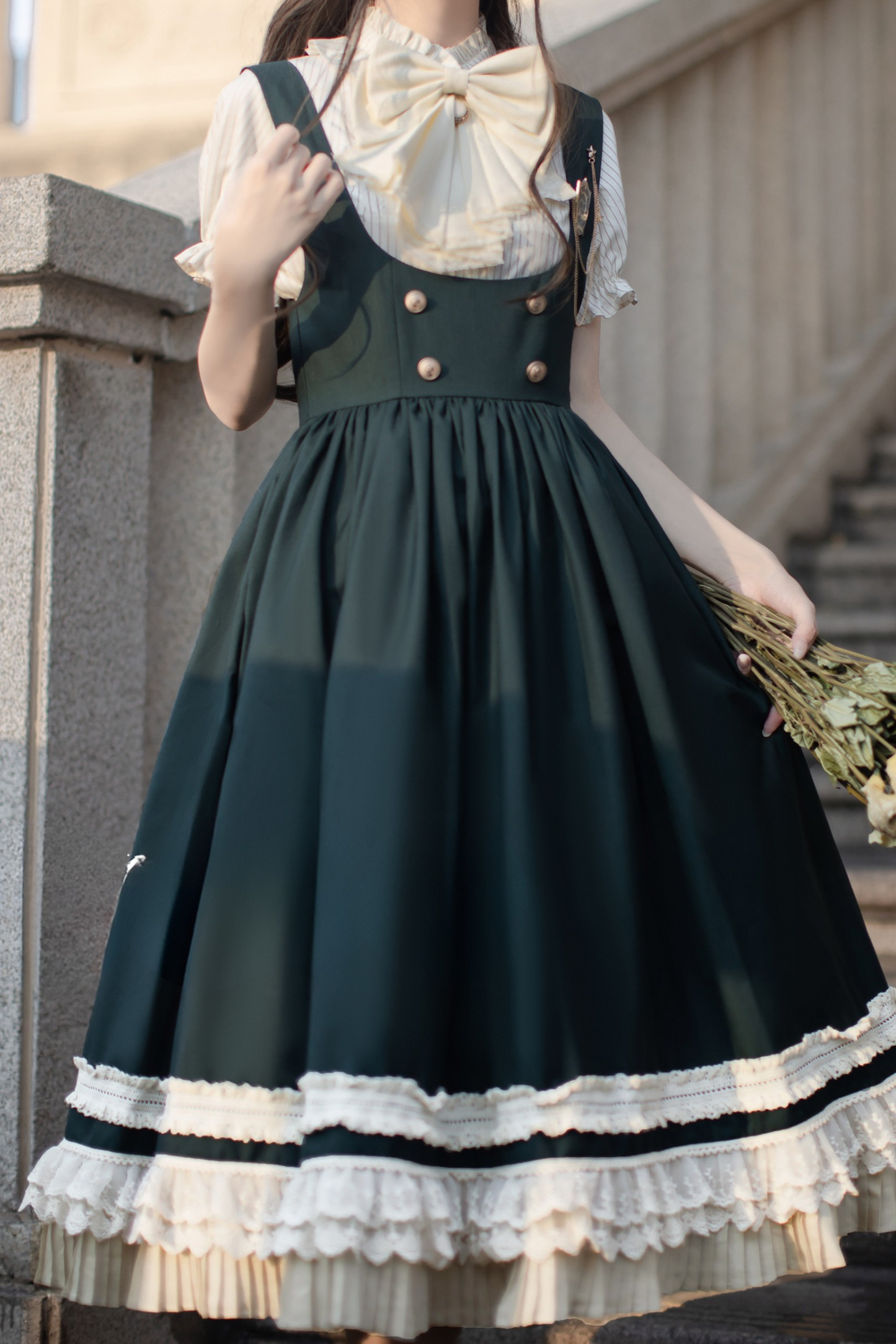 スカートベスト、ビッグシャツ、カレッジブローチ、ウエスタンリボン、パフスリーブ