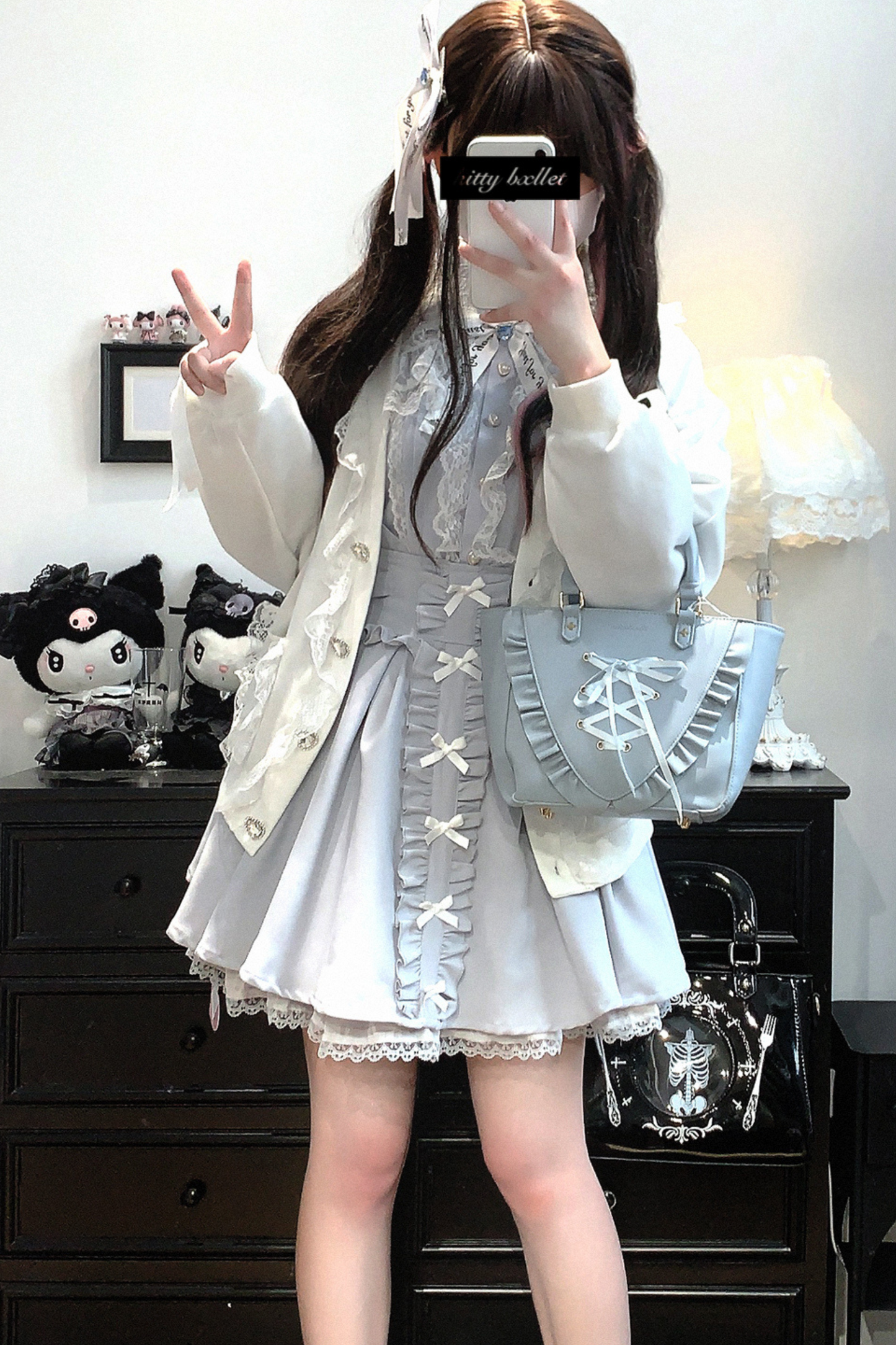 Strickjacke mit Spitzenschleife und losem Band