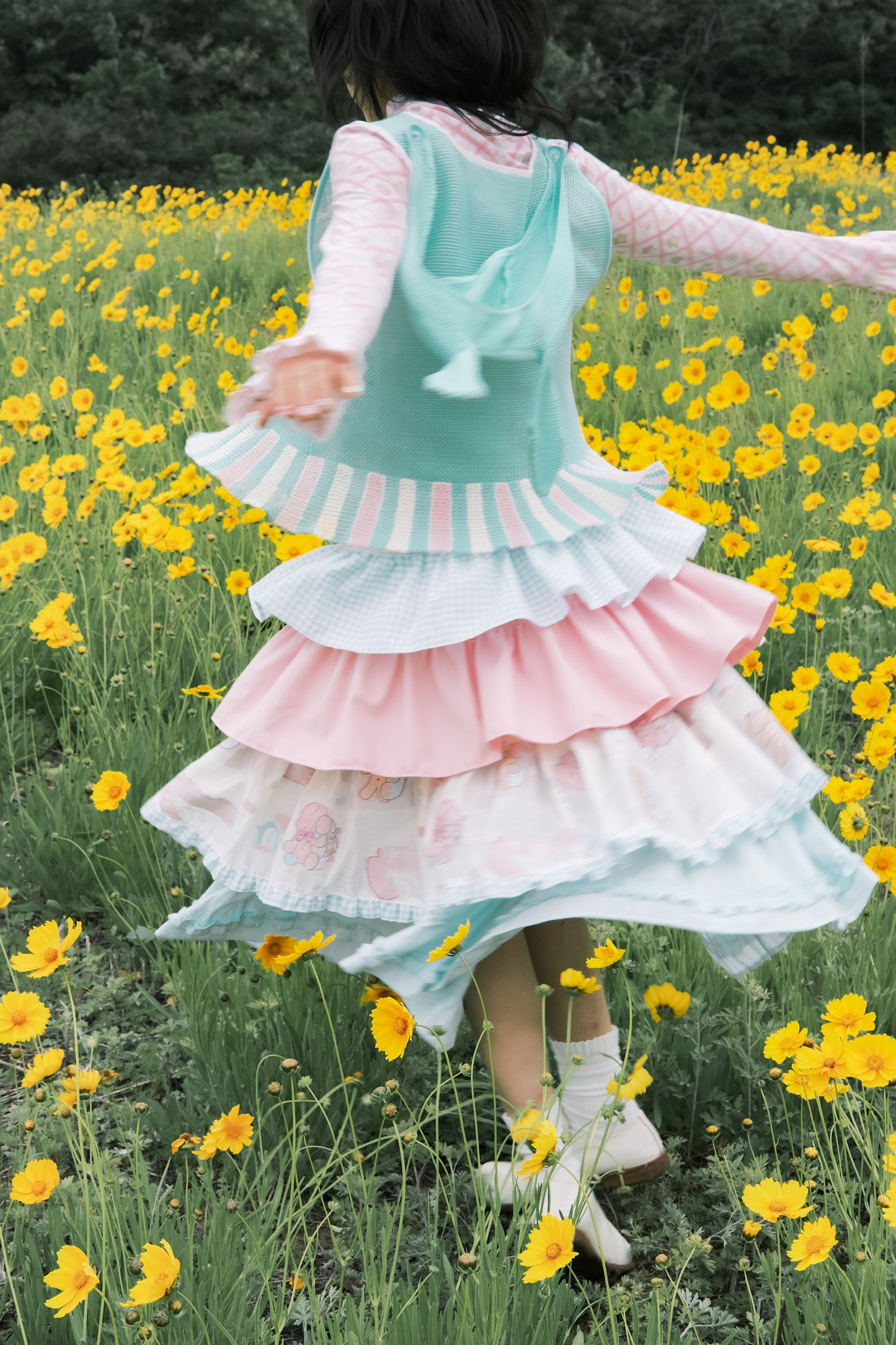 カラフルに揺れるフリルタワースカート