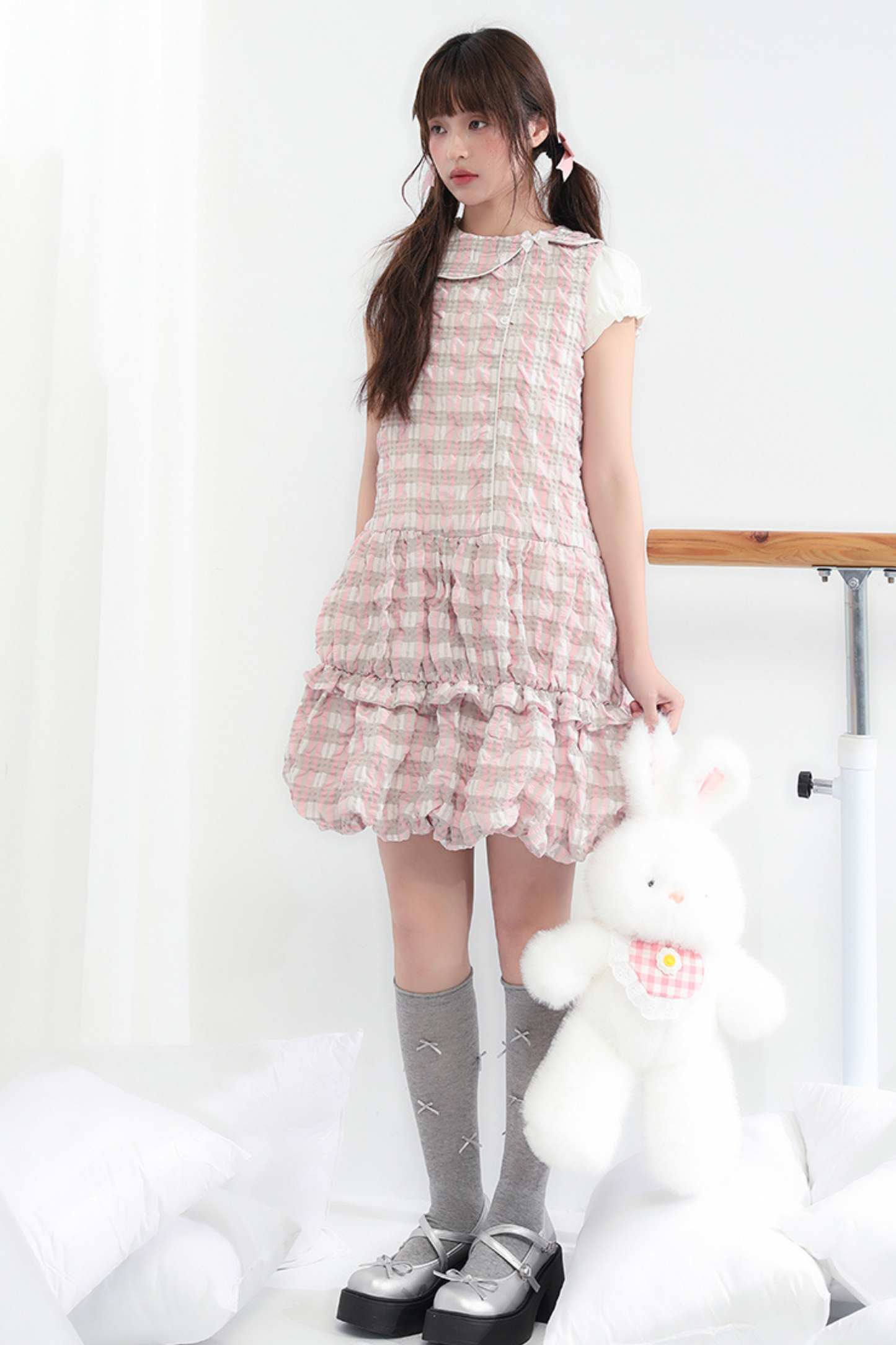 Süßes Kleid mit Rüschen und farbigen Ärmeln