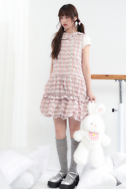 Süßes Kleid mit Rüschen und farbigen Ärmeln