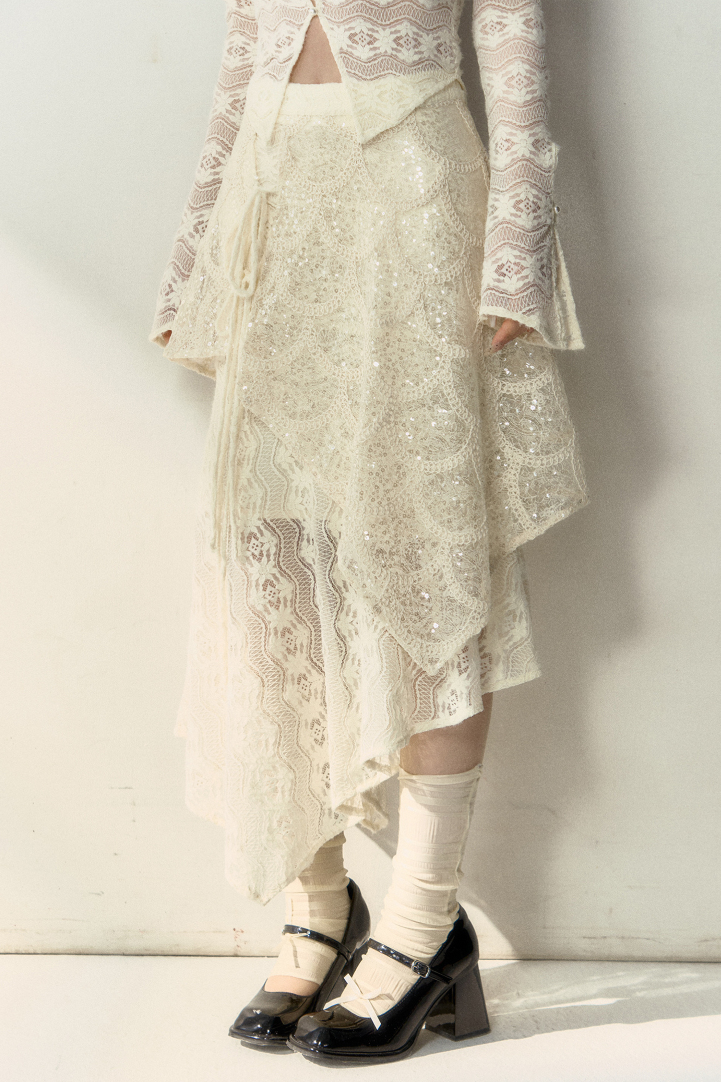 光沢のあるシアートップス＋フレンチアシンメトリースカートレース