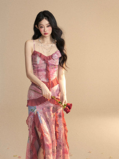 Seitenschlitz, florale Kontrastakzente, roter Saum, gerüschtes Chiffon-Unterkleid, rosa V-Ausschnitt