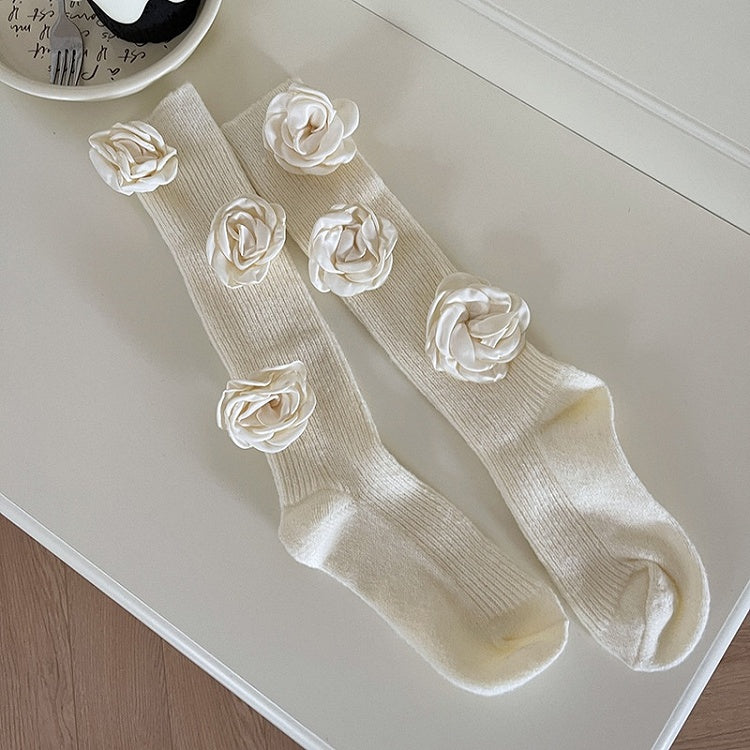 白い椿の花が咲いた赤いスイートカーフソックス