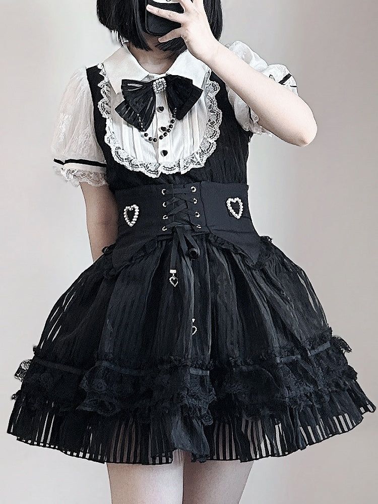 Jirai Kei mit mehrlagigen Streifen in Weiß und mit schwarzem Taillengürtel und hohem Schnürkorsettrock