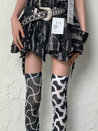 Schwarz-Weiße Overknee-Strümpfe im Y2K-Design mit asymmetrischer Spitze