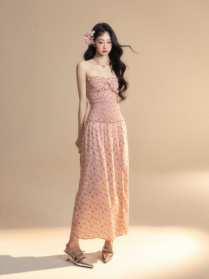 ストラップレスドレス、伸縮性のある太もも丈スリット、花柄ウエスト、ピンクのスウィートハートネックライン、スモック