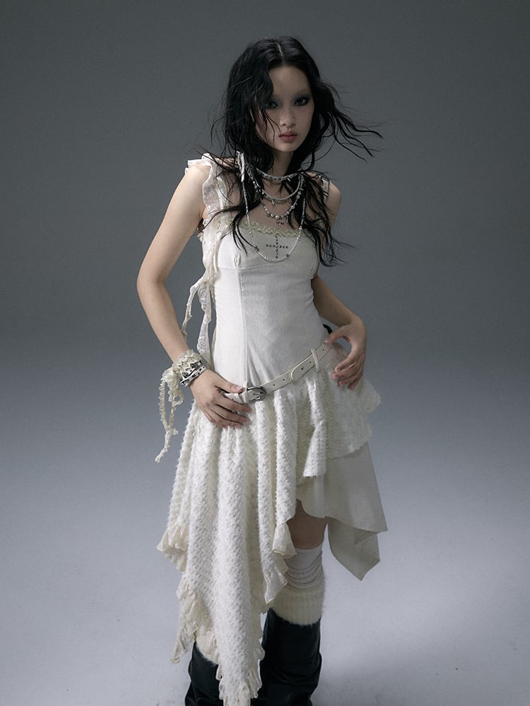 Aprikosenkleid mit Taschentuchsaum und Taillengürtel mit Schnalle