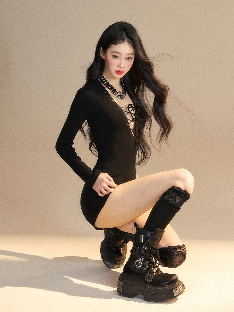 フロントディテールのレースアップジャンプスーツ。ブラックのプランジネックライン。スリムフィット。