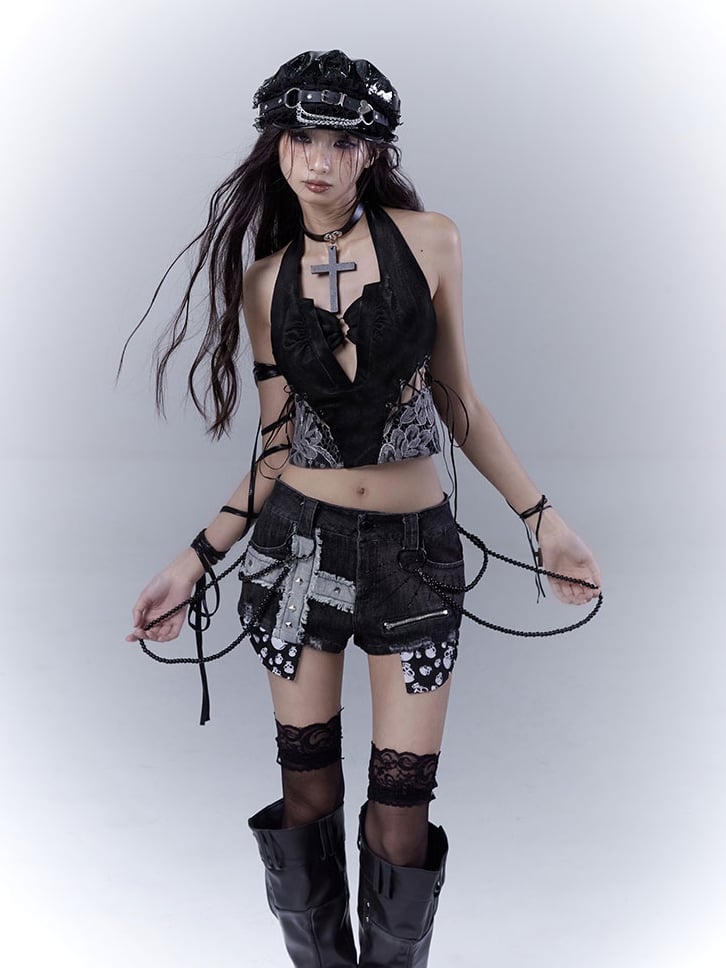 Jeansshorts, schwarze Kreuzapplikation, glamouröse Perlenkette mit Punk-