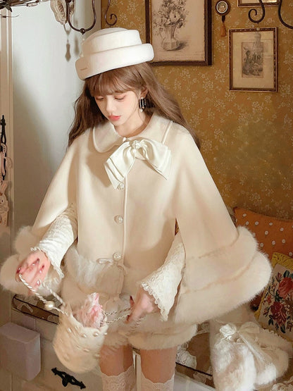 Umhang aus Kunstfleece, weiß, mit pelzbesetzten Schleifenakzenten, cremefarben