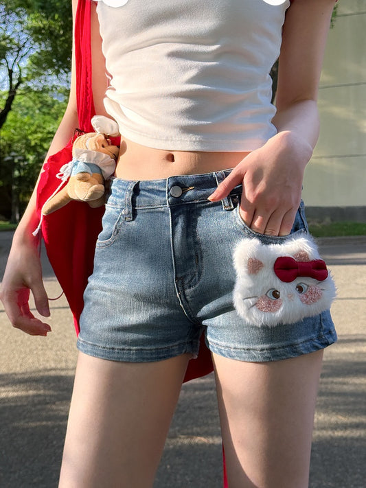 愛らしいキティのぬいぐるみ付きライズデニムショートパンツ ブルー ローカット