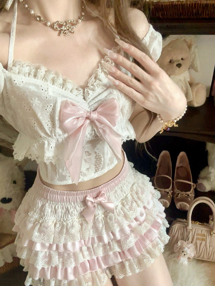 Weiße Träger mit Schleife, rosa, floral besticktes Top mit Puffärmeln zum Selbstbinden