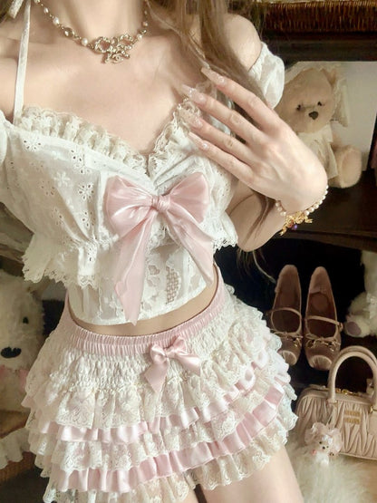 Weiße Träger mit Schleife, rosa, floral besticktes Top mit Puffärmeln zum Selbstbinden