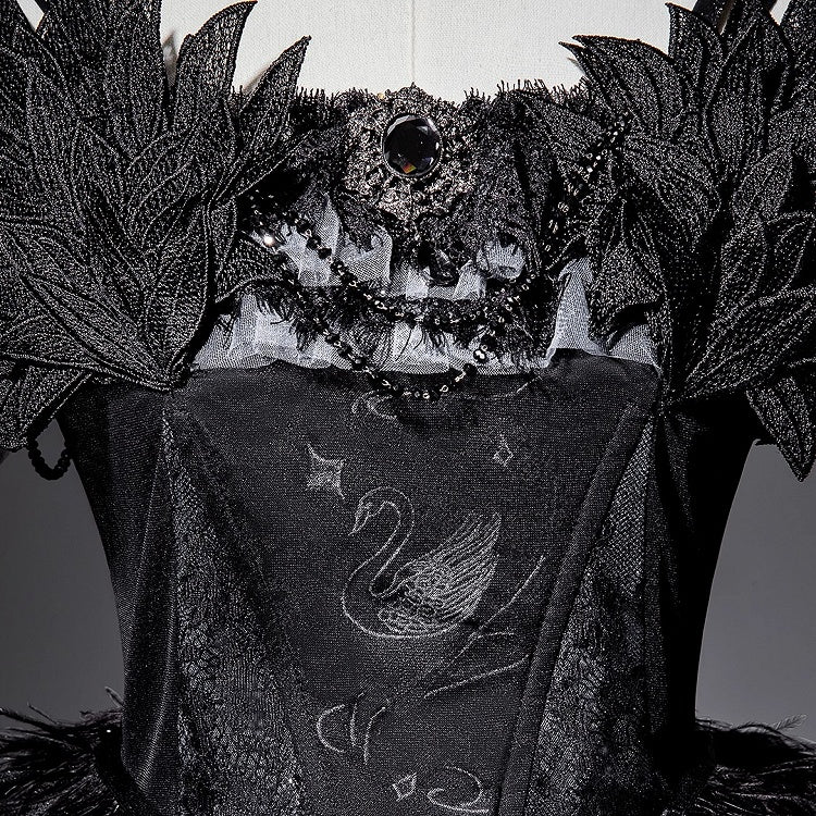 Taille Gothic Shimmer Kuro Black Swan besticktes Baskenkleid