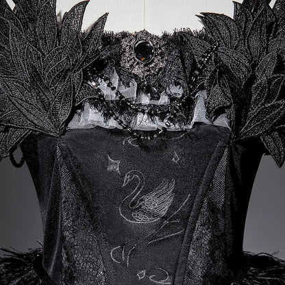 Taille Gothic Shimmer Kuro Black Swan besticktes Baskenkleid