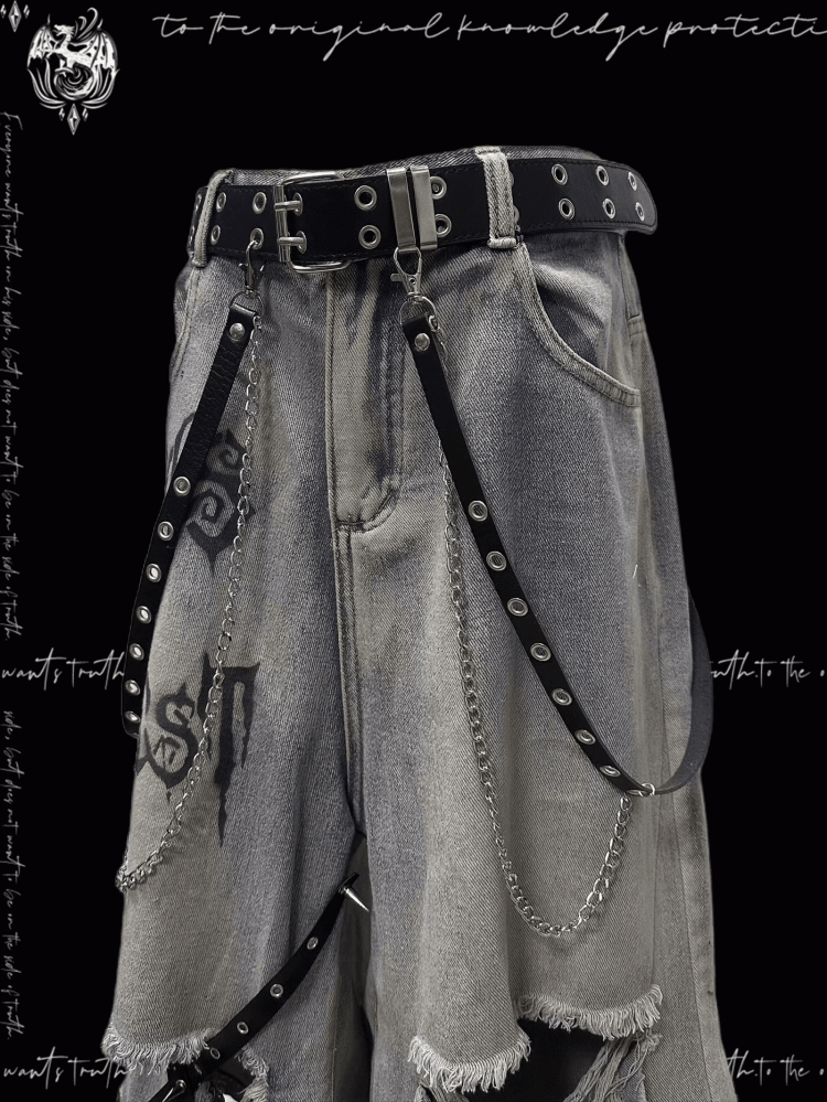 Blaue Punk-Jeans mit überkreuzten Trägern und Löchern im Distressed-Look im Y2K-Stil