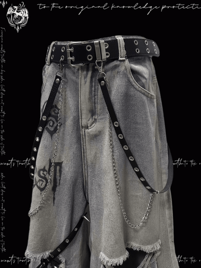 Blaue Punk-Jeans mit überkreuzten Trägern und Löchern im Distressed-Look im Y2K-Stil