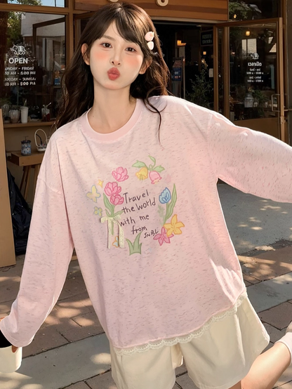 ラウンド型のスイートフローラルプリントレーストリムベージュ/ピンクネックトップ