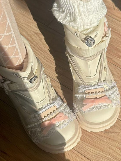 ベージュのリボンとレースのビーズチェーンのアンクルブーツ