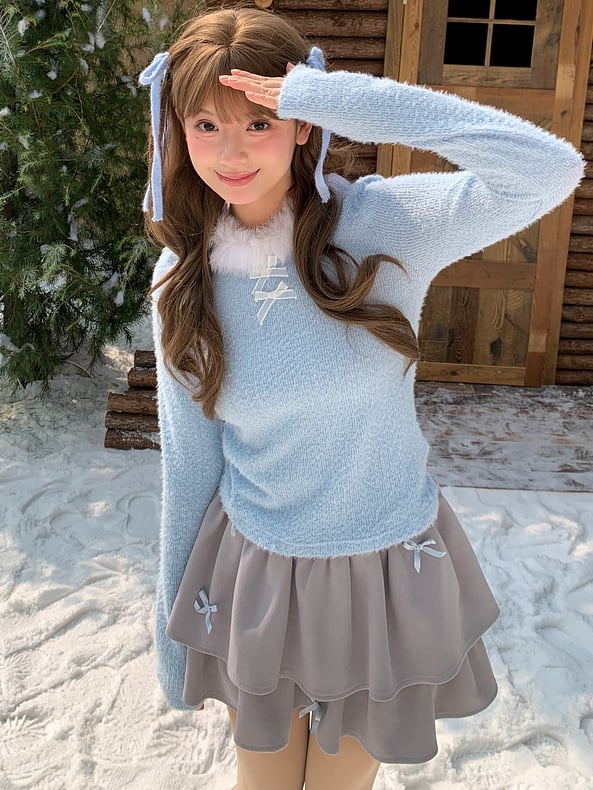 Blaues, langärmliges Oberteil mit Plüschbesatz am Ausschnitt und Schleifendetails