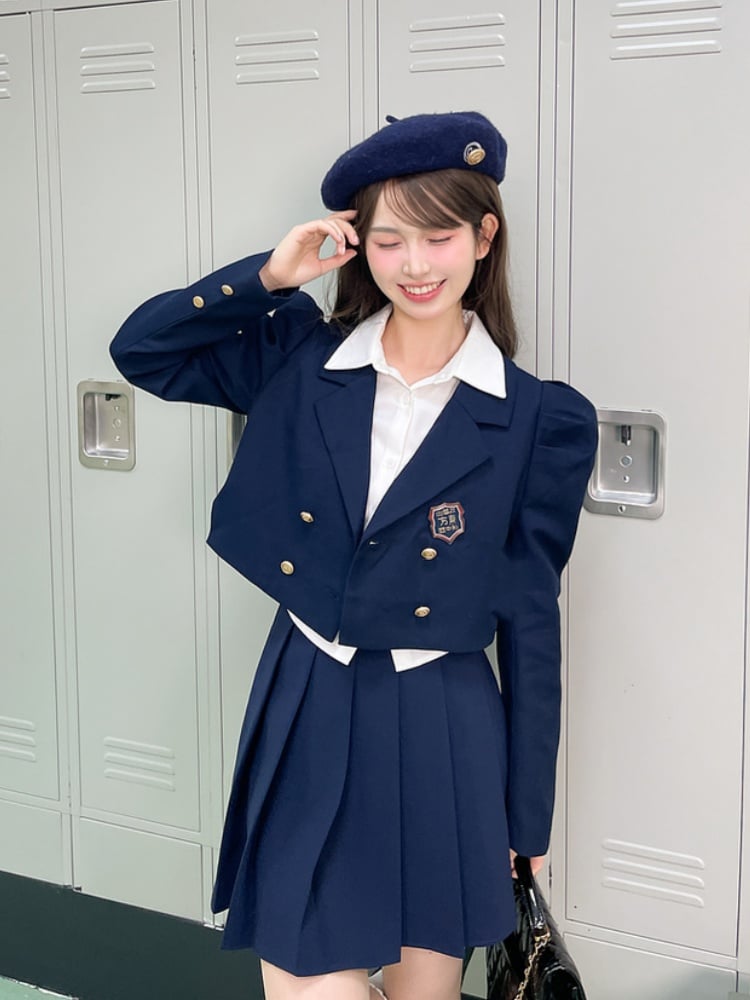 ネイビーブルーのノッチカラー、ゴールドトーンボタンのJKクロップドブレザー