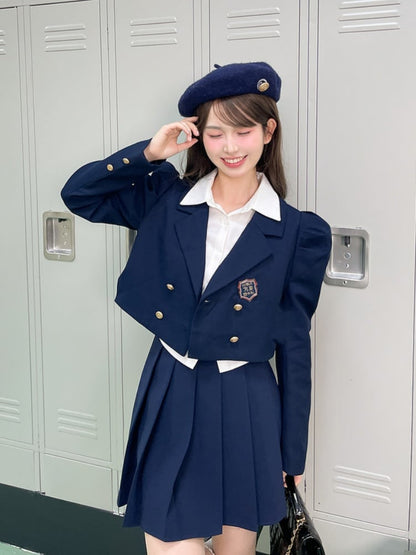 ネイビーブルーのノッチカラー、ゴールドトーンボタンのJKクロップドブレザー