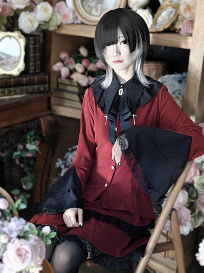 Schwarzes Gothic-Outfit-Set mit rotem und mit Spitzenbesatz verziertem, spitzem, flachem Kragen und Glockenärmeln sowie Stufenrock –