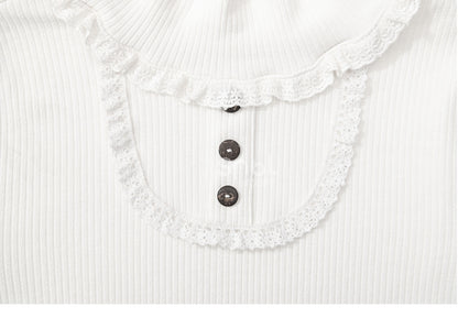 Weißes, hochgeschlossenes, langärmliges Top mit Spitzenbesatz