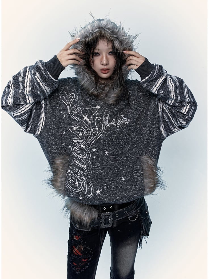 Schwarz-weißer Kapuzenpullover mit Plüschbesatz und gestreiften Ärmeln