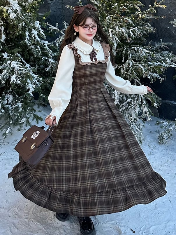 Braunes Kleid mit Peter-Pan-Kragen und langen Ärmeln in Übergröße mit kariertem Volantsaum
