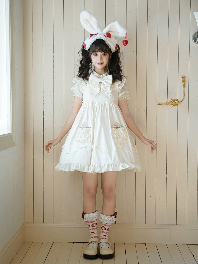 Beiges Baumwoll-Überkleid mit hoher Taille und Erdbeer-Applikation