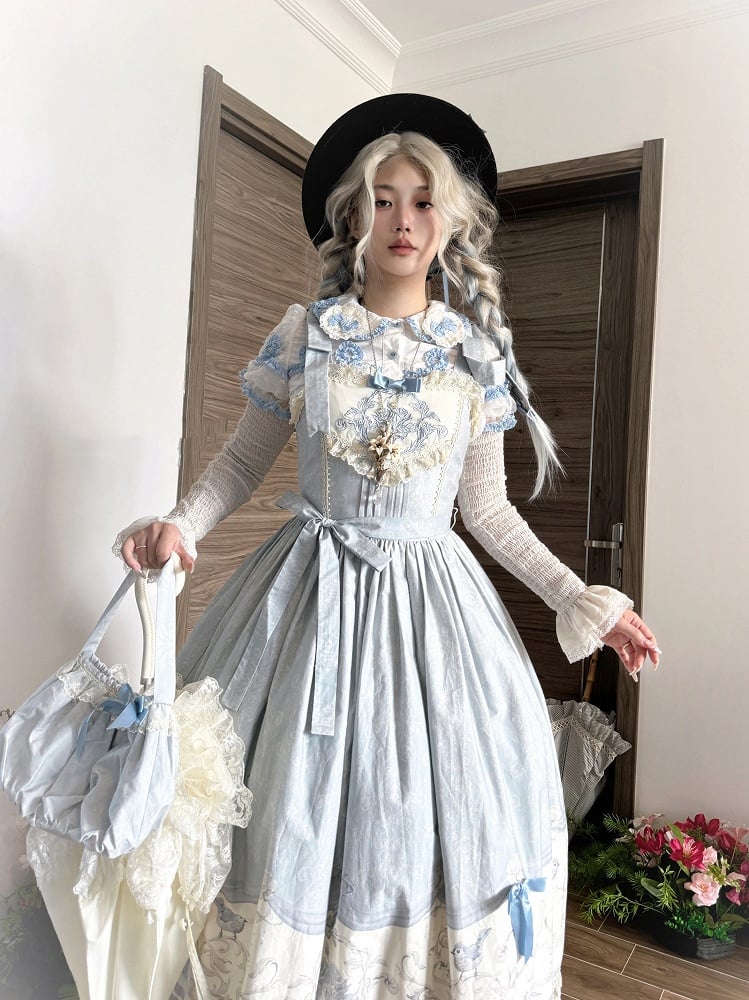 Lolita-Rock und blau bedruckter Pullover mit Blumenmeise