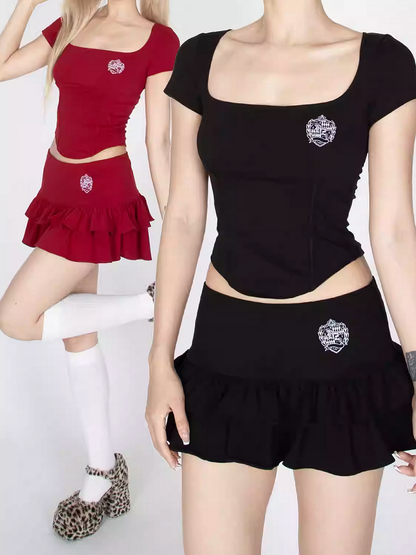 レッド/ブラック スクエアネック カーブヘム グラマラス クロップドTシャツ