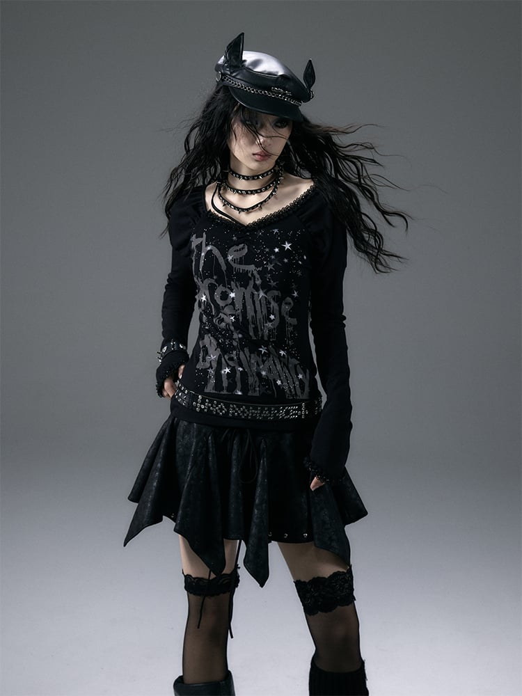 Schwarzes Top mit V-Ausschnitt und schimmernder Sternspitze