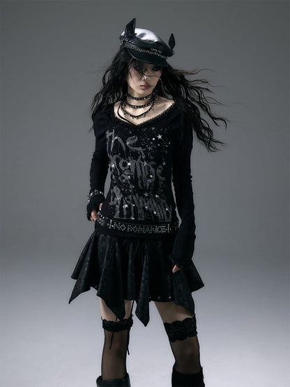 Schwarzes Top mit V-Ausschnitt und schimmernder Sternspitze