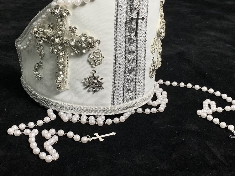 Mitra-Kreuz verzierte Perlenkette weiß mit päpstlicher Perle