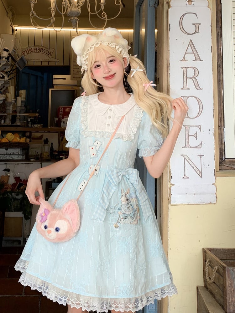 Besticktes blaues Kleid mit Puffärmeln in Wunderland-Vibes, Bunny Alice