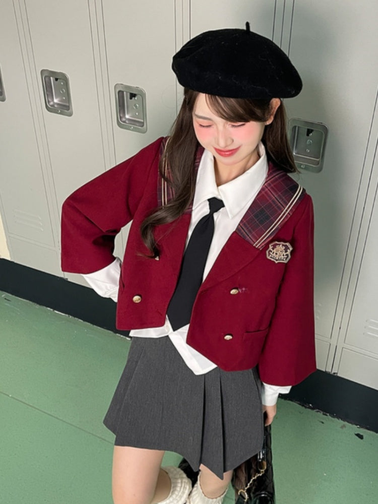 レッドチェックの襟、ゴールドトーンのボタン、クロップド丈のブレイザー