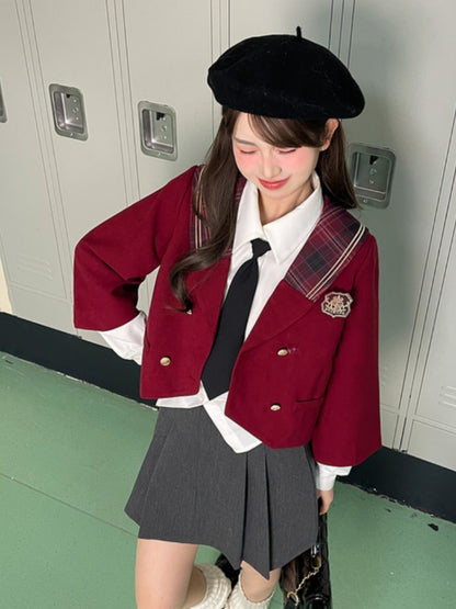 レッドチェックの襟、ゴールドトーンのボタン、クロップド丈のブレイザー