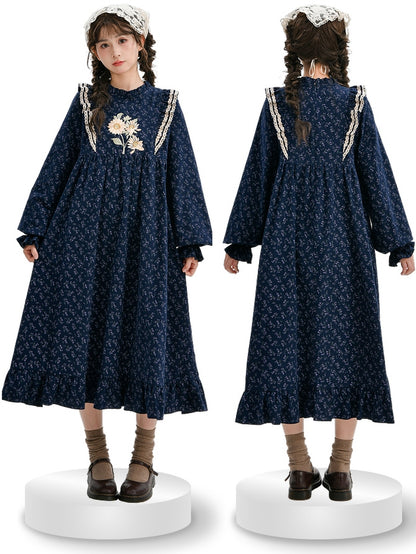 Dunkelblaues Mori Kei Blumenkleid mit Rüschenausschnitt und Blumenmuster