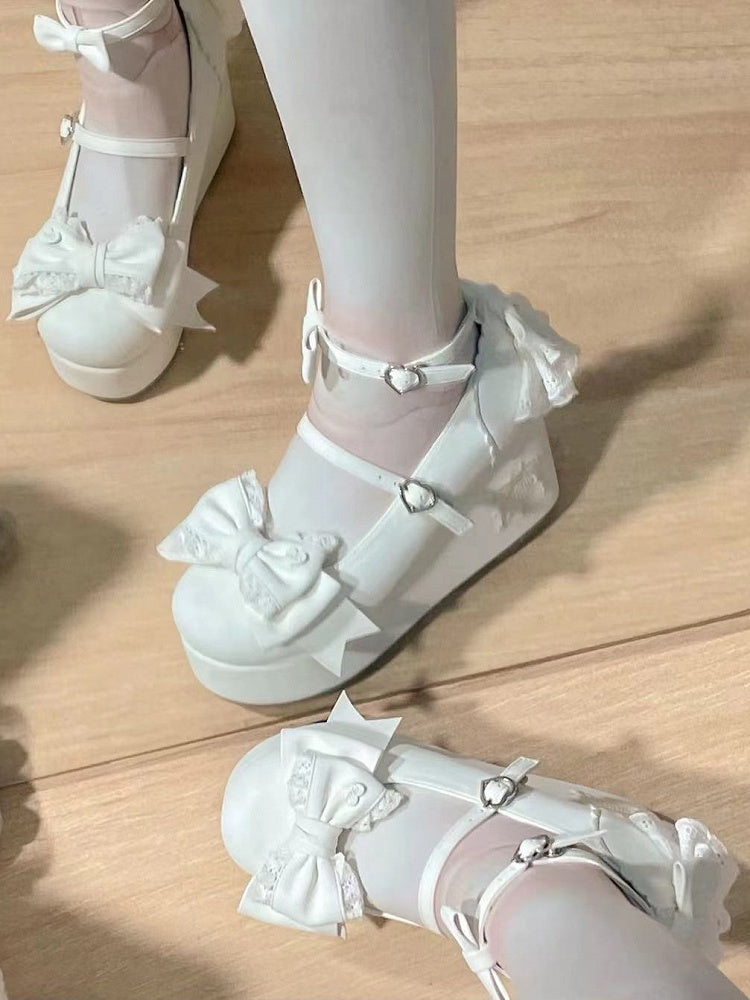 Lolita-Akzente mit Schleife und Weiß mit Mary-Stickerei, mehrschichtiger Plateau-Absatz und Spitze