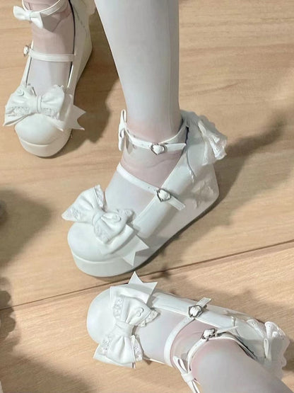Lolita-Akzente mit Schleife und Weiß mit Mary-Stickerei, mehrschichtiger Plateau-Absatz und Spitze