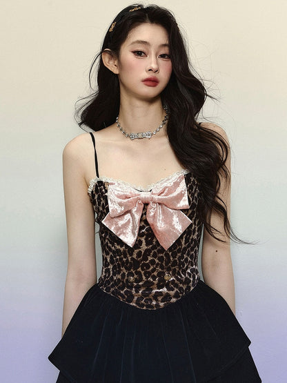 コーヒー色のレオパード柄コルセットボディス、リボンアクセント、ティアードスカート、ベルベットミニドレス